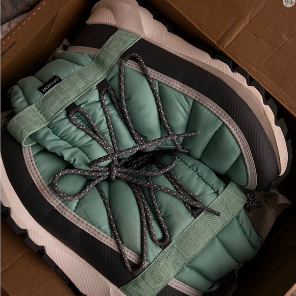 Lightweight Thermoball™ Eco Insulations keeps your feet warm and dry all day! - Picture 5 of 6